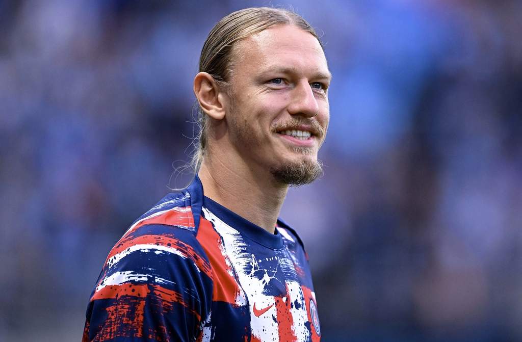 Safonov or Raya? Grégory Schneider Delivers Blunt Goalkeeper Debate